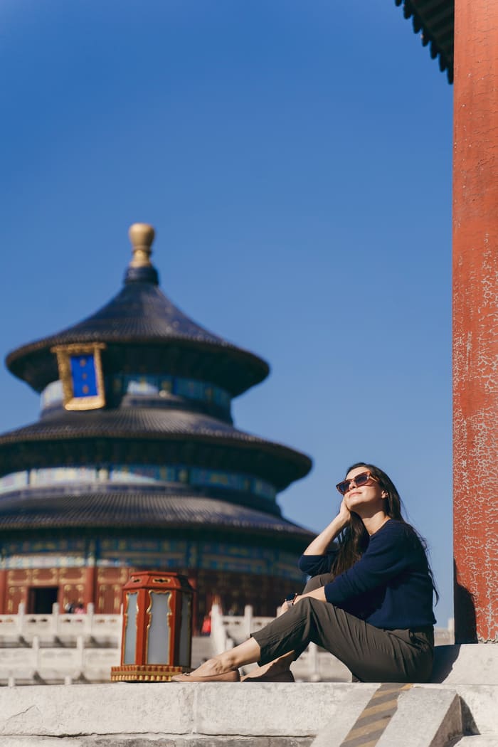 Persona sentada frente al Templo del Cielo en Pekín,China