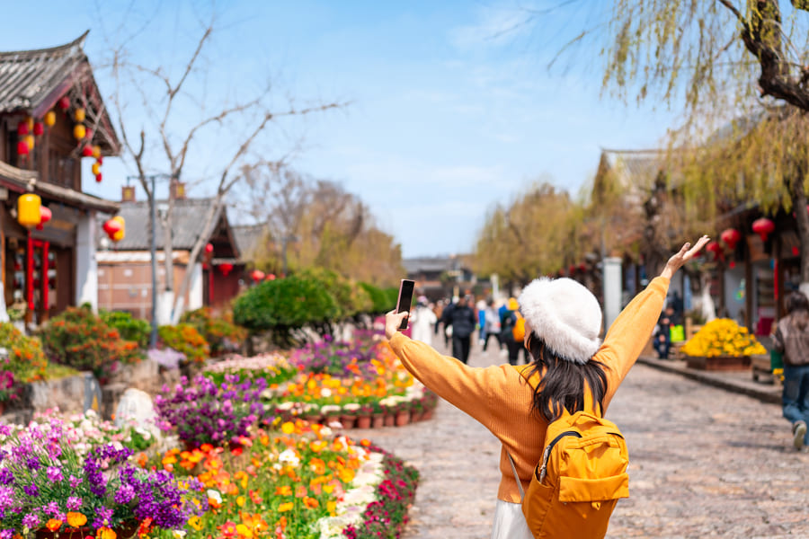 Joven turista disfrutando de la Ciudad Antigua de Lijiang